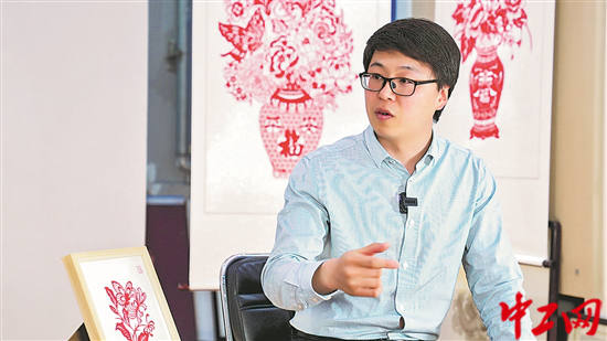 港联配资 跟着劳模去上班｜这里的剪纸课“静悄悄”