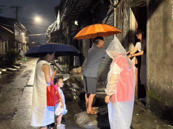 泰兴隆配资 台风安置点里，小伙拍视频发朋友圈：“第一次撤离，有空调有床还有夜宵…”