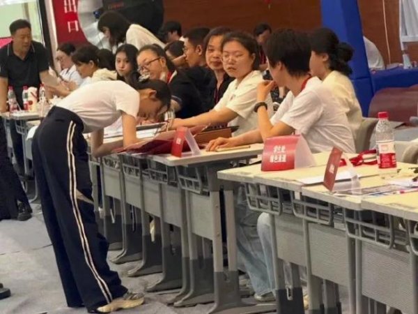 融可赢配资 黄杨钿甜终得走出舆论海啸，她和公众各应反思什么？
